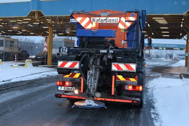 ОА Русе: Продължава опесъчаването на Дунав мост при Русе – Гюргево, съоръжението е проходимо при зимни условия