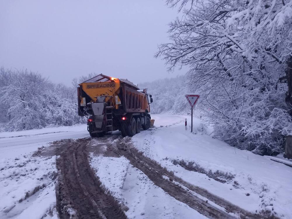 Пътят Обзор – Слънчев бряг е затворен заради аварирали камиони