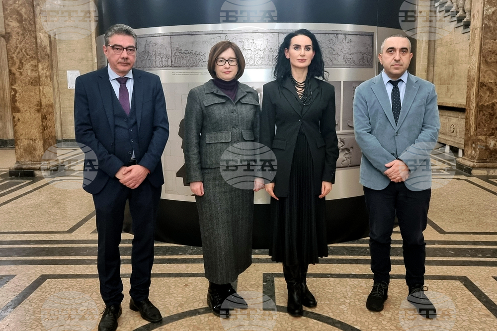 Посланикът на Украйна Олеся Илашчук откри в Перник фотографската изложба "По следите на Михайло Парашчук"