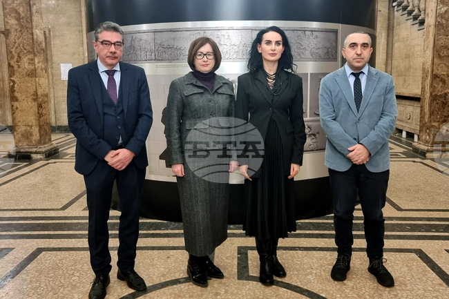 Посланикът на Украйна Олеся Илашчук откри в Перник фотографската изложба "По следите на Михайло Парашчук" 