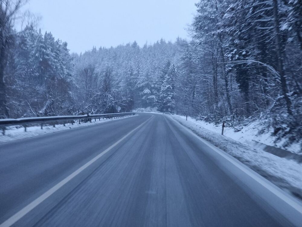 Всички пътища в Русенско са проходими, камионите над 12 тона само с вериги в посока Разград. Снежната покривка е около 34 см. 