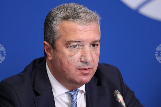 Важно е да се регламентират надценките при храните, защото се получава изкривяване на пазара, заяви Драгомир Стойнев