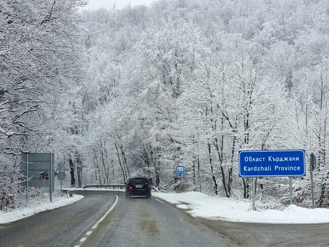 Между 3 и 15 сантиметра е снежната покривка в област Кърджали, няма населени места без ток