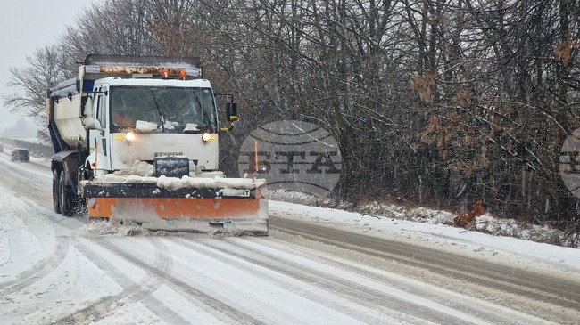 Общо 378 машини почистват пътищата на страната, температурите са от -14° С до -1°С