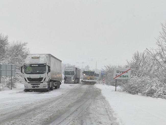 Блокирано е движението по път I-7 на входа на Шумен преди Индустриалния парк поради закъсали на пътното платно тежкотоварни автомобили