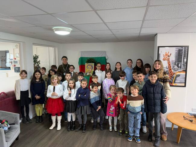 С песни, стихотворения, есета и рисунки учениците от училище „Св. Климент Охридски“ в Лутън почетоха Васил Левски