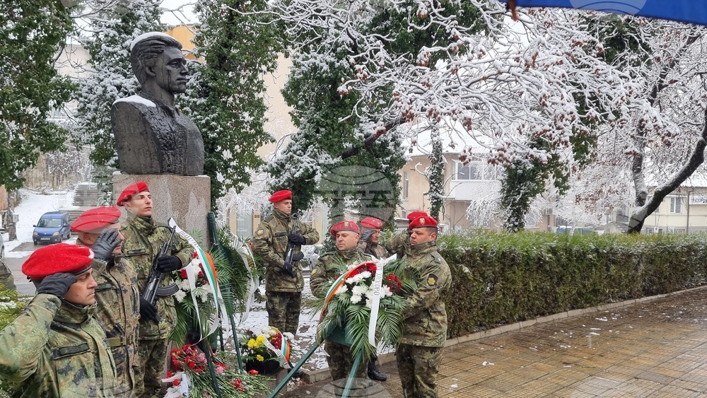 С военни почести и панихида почетоха 152-рата годишнина от гибелта на Васил Левски в Хасково