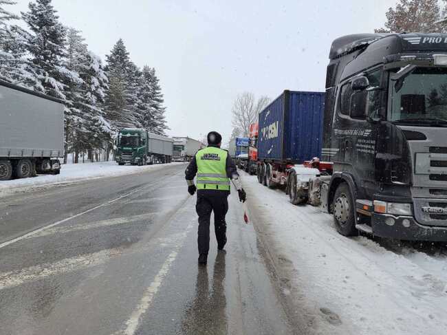 Отпада ограничението за движение с вериги на тежкотоварни камиони по републиканските пътища в област Шумен, с изключение на път I-7
