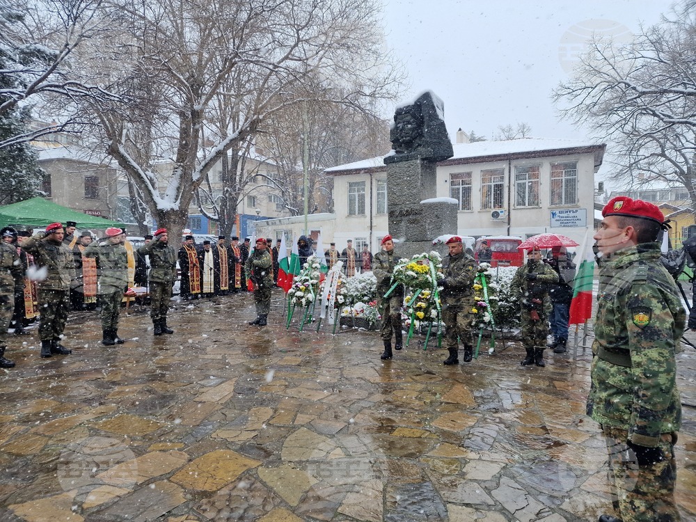 В Стара Загора почетоха паметта на Васил Левски с общоградски ритуал по поднасяне на венци пред паметника му