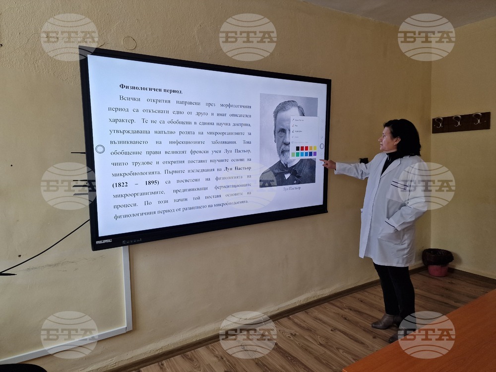 Филиалът на Русенския университет в Разград е оборудван с интерактивни монитори, които ще се използват от студентите