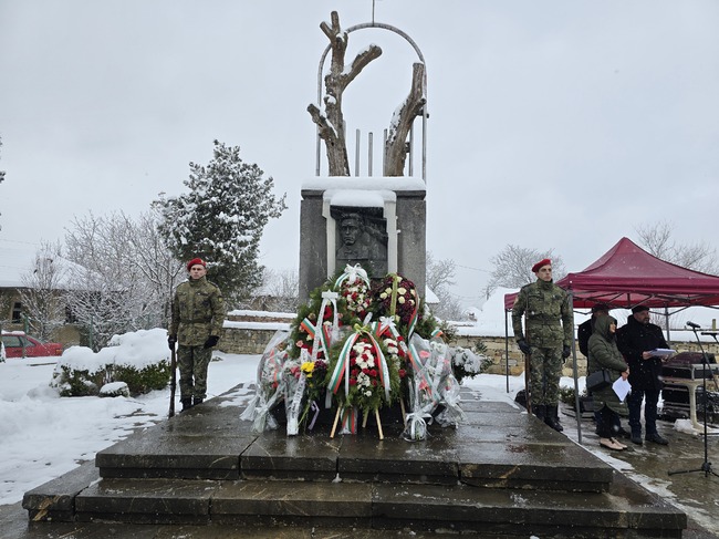 С възстановка на залавянето, военен ритуал и поднасяне на цветя беше отбелязана 152-годишнината от гибелта на Апостола в Къкринското ханче