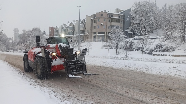 Общо 21 машини чистят снега по пътища и улици на територията на община Шумен към 13:00 часа, съобщиха от Общината 