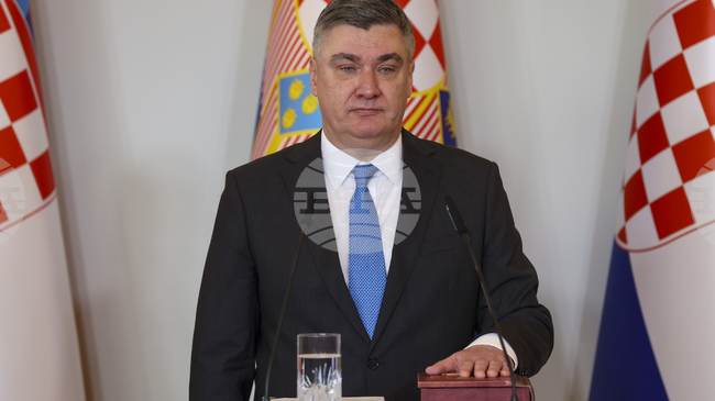 Миланович дари хърватски книги на Александрийската библиотека при откриването на изложба, посветена на връзките между Хърватия и Египет