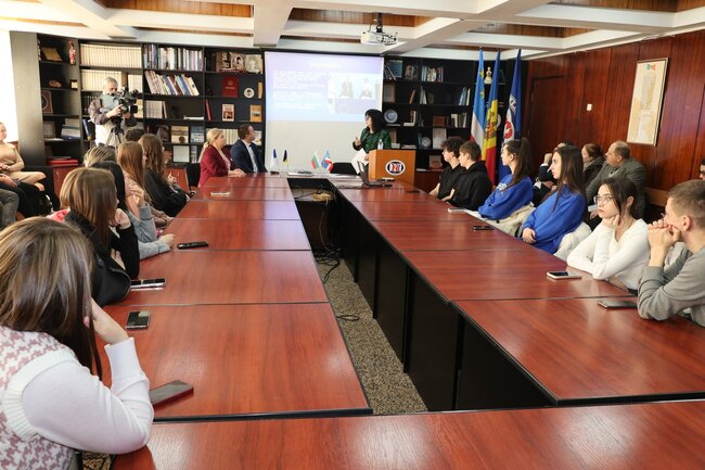 МОЛДПРЕС: Посланикът на България в Молдова обсъди със студенти от Гагаузия пътя на България към ЕС и ползите от евроинтеграцията
