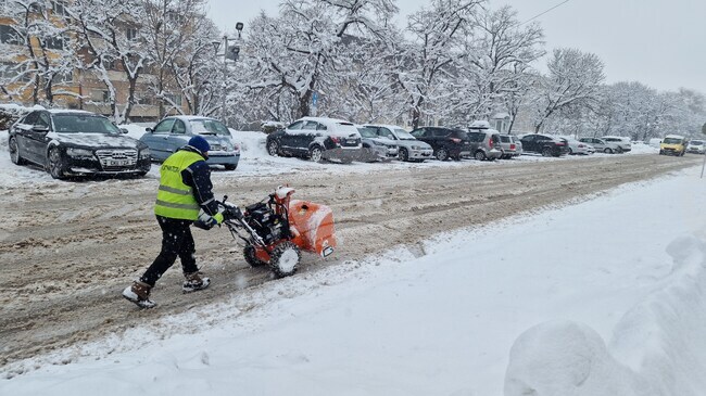 Пътищата в област Шумен са отворени за движение, работили са 19 снегопочистващи машини 