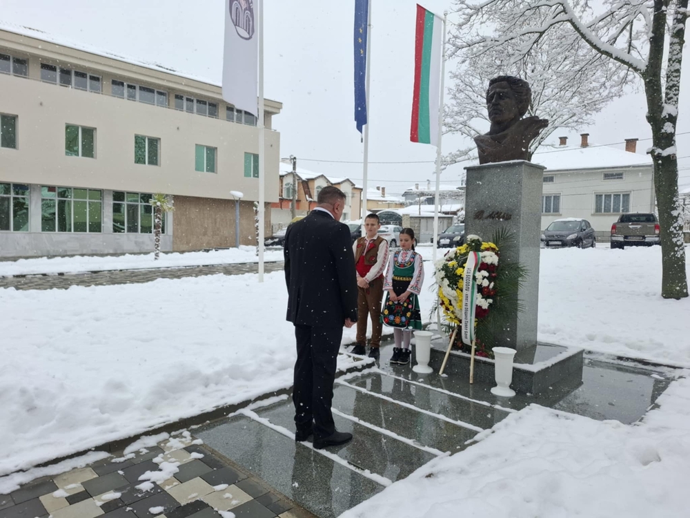 С поднасяне на венци и цветя в Павел баня се поклониха пред Апостола на свободата Васил Левски