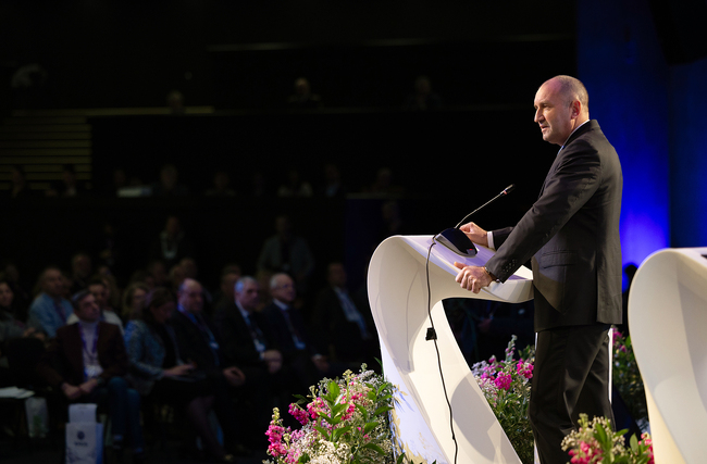 Румен Радев: При трансформацията на пазара на труда трябва да се гарантира справедливост за правата на трудещите се