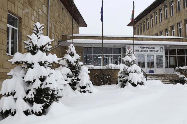 Кметът на Котел обяви два неучебни дни за училищата в общината поради влошена зимна обстановка