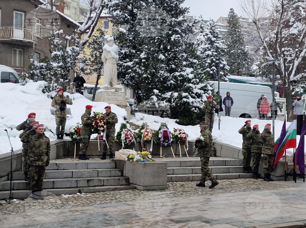 С военни почести във Велико Търново почетоха 152-рата годишнина от гибелта на Васил Левски