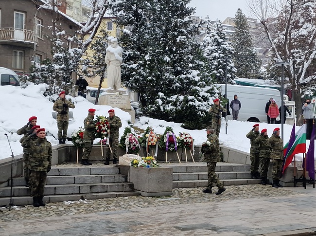 С военни почести във Велико Търново почетоха 152-рата годишнина от гибелта на Васил Левски
