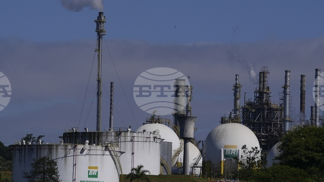 Петролът се насочва към трето поредно месечно поевтиняване заради силния долар и изобилието на предлагането 