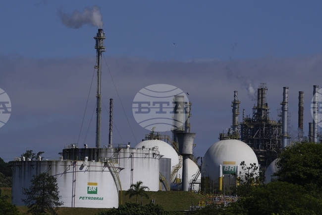 Петролът се насочва към трето поредно месечно поевтиняване заради силния долар и изобилието на предлагането 