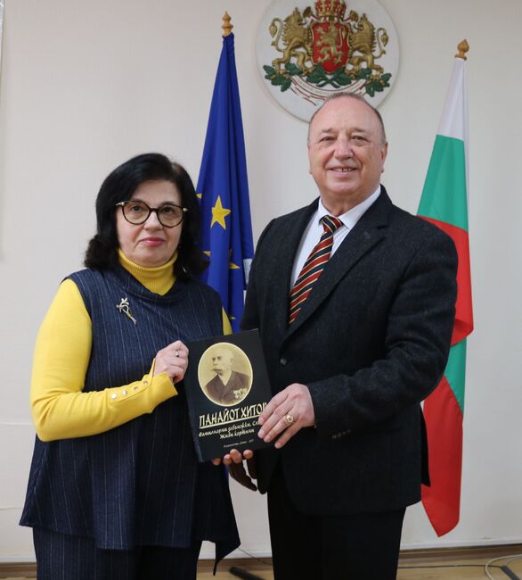 Областна администрация Русе: Георги Георгиев отличи с почетна грамота известния русенски историк д-р Веселина Антонова