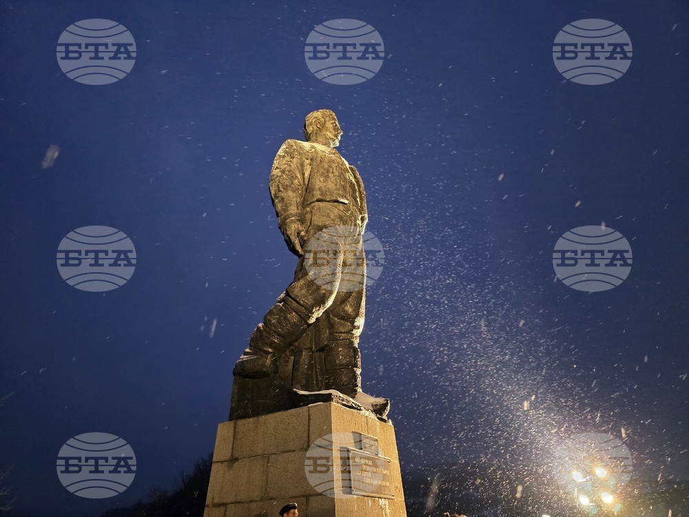 С гражданско поклонение и военен ритуал пред паметника на Левски в Ловеч бяха отбелязани 152 г. от гибелта му