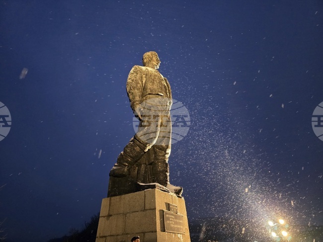 С гражданско поклонение и военен ритуал пред паметника на Левски в Ловеч бяха отбелязани 152 г. от гибелта му