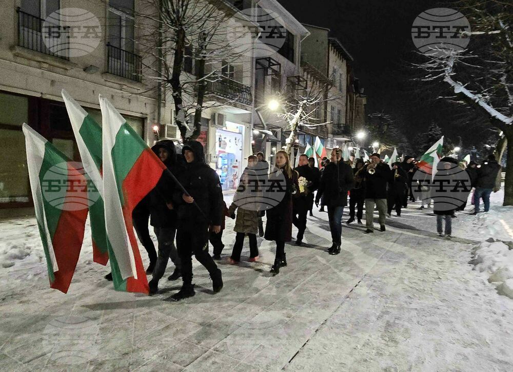 Във Враца почетоха паметта на Апостола на свободата с факелно шествие