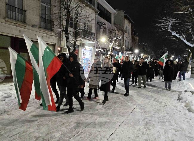 Във Враца почетоха паметта на Апостола на свободата с факелно шествие