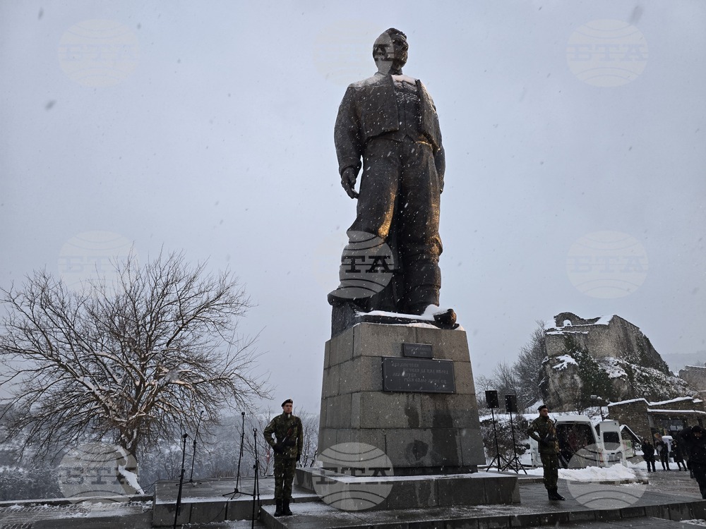 Ловеч - Васил Левски - паметник 