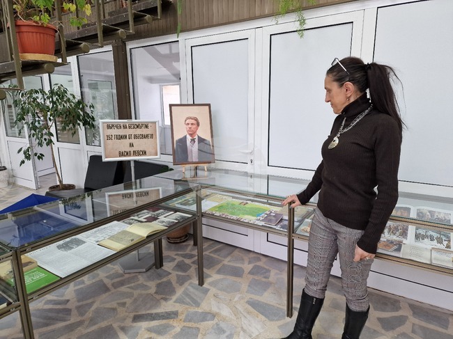 Регионалната библиотека в Разград отбелязва 152-годишнина от обесването на Васил Левски с тематична изложба