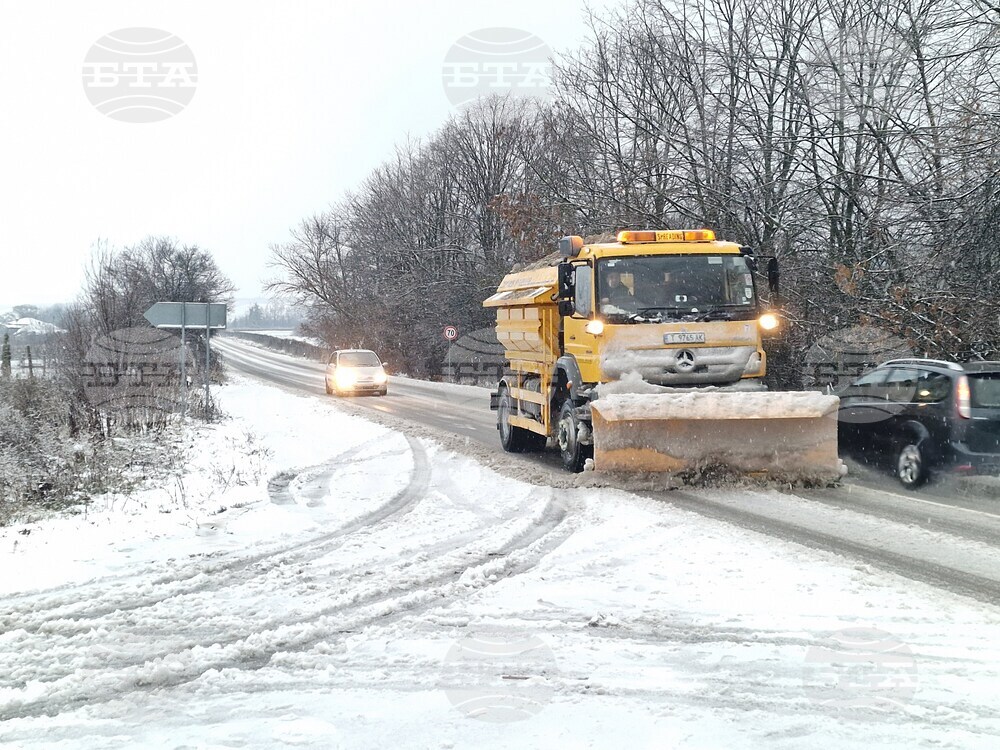 В област Търговище около 20 машини продължават почистването на републиканските пътища, снеговалежът не спира