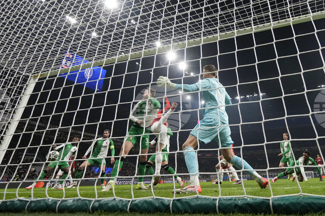 Фейенорд е първият отбор, който преодоля плейофитe в Шампионската лига след равенство с Милан