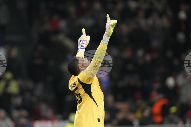 Челси е изпратил подобрена оферта за вратаря на Милан Майк Менян