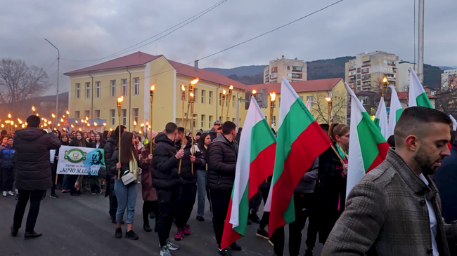 Над хиляда жители на Петрич се включиха във възпоменателното факелно шествие, с което бяха отбелязани 152 г. от обесването на Левски