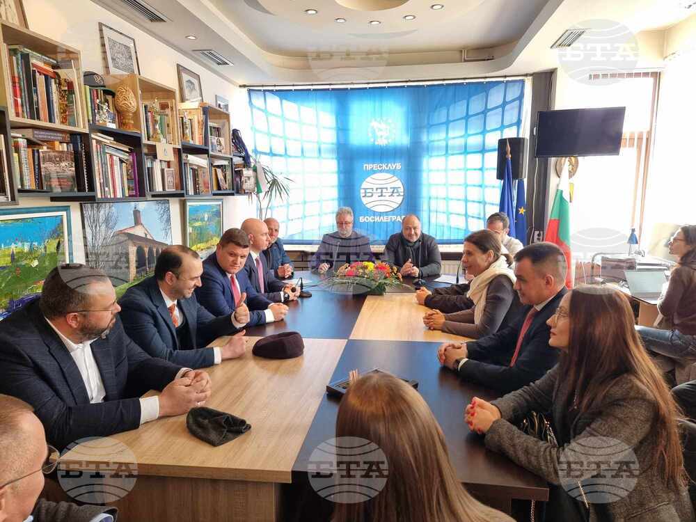 Комисията по политиките за българите извън страната може да бъде трибуна за дискутиране и решаване на проблемите на българските общности, каза Стоян Таслаков