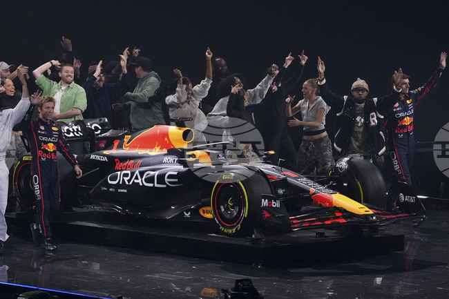 Ред Бул показа новия си болид преди старта на тестовете във Формула 1 в Бахрейн