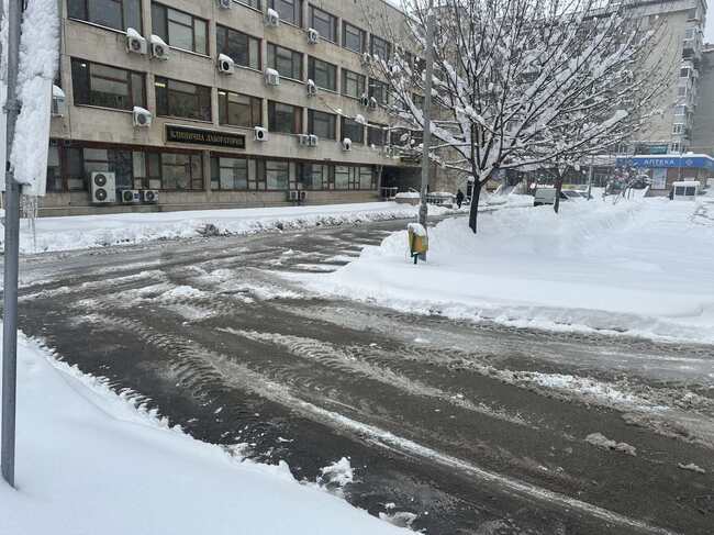 Община Шумен: Разпоредено е ученическите автобуси днес да не излизат от гаража, поради влошаването на зимната обстановка в общината