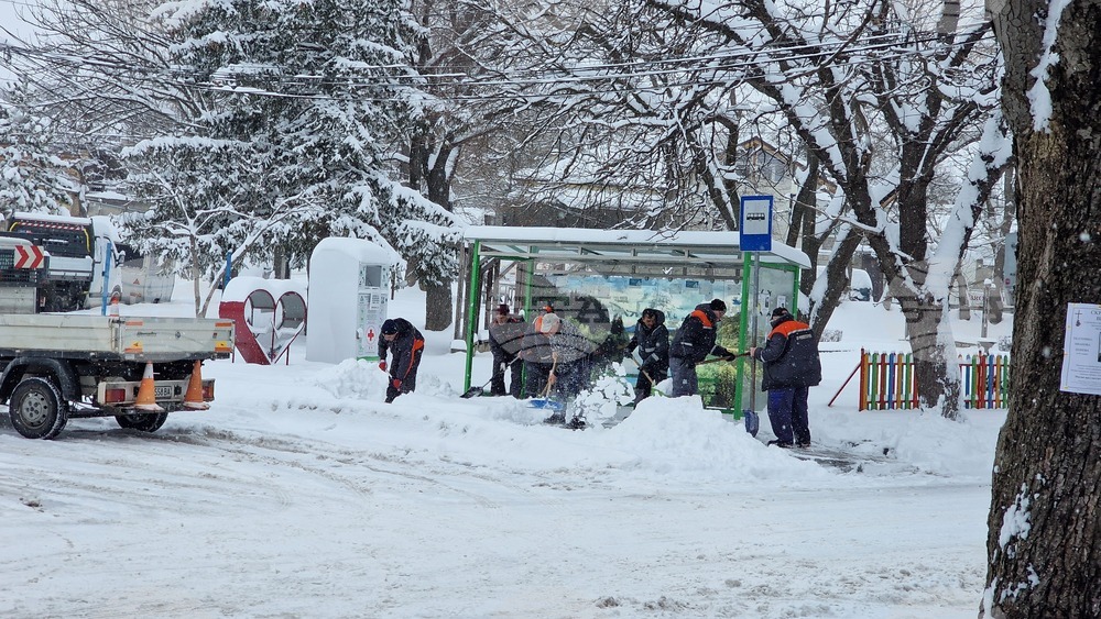 Служители на общинските предприятия почистват снега от тротоарите и паркингите в Разград