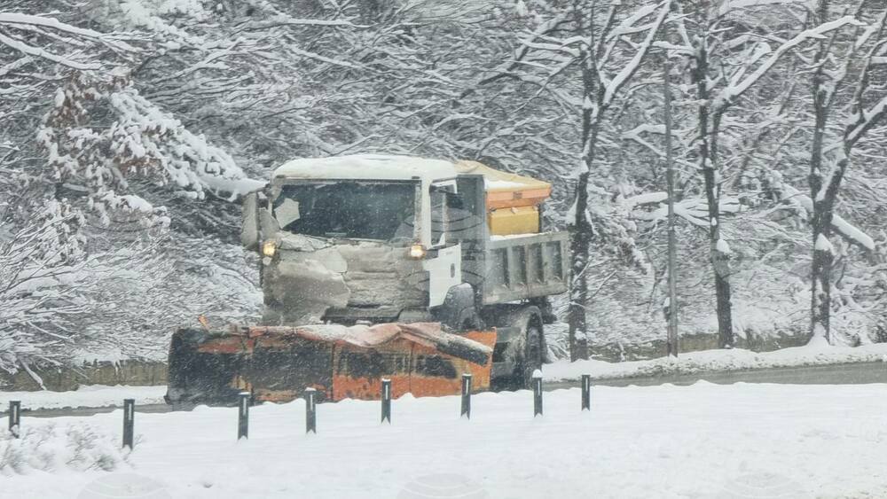 Снегът в Габрово е 15 сантиметра, снегопочистващата техника е насочена за почистване към кварталите на града, съобщиха от Общината