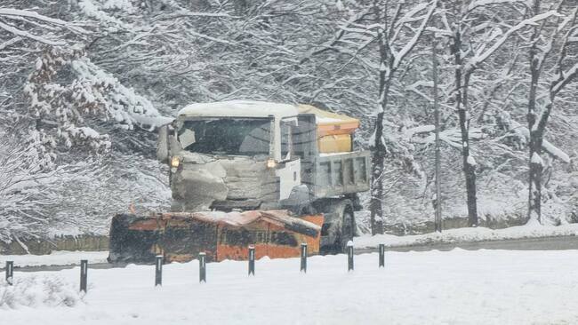 Снегът в Габрово е 15 сантиметра, снегопочистващата техника е насочена за почистване към кварталите на града, съобщиха от Общината