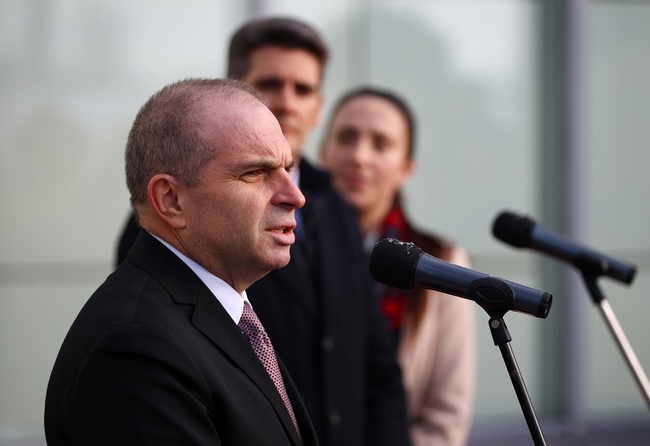 Изискване на обществото е да бъде изсветлено дали наистина се дават знания, или фалшиви бележки за шофьорски курсове, каза Гроздан Караджов