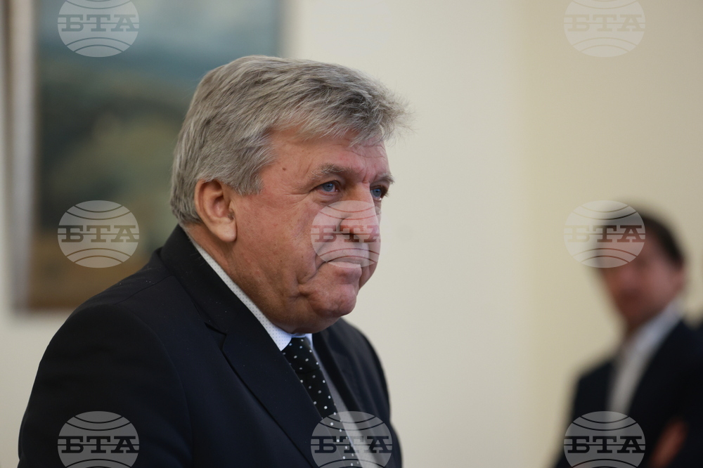 Environment Minister: Government Could Stay in Power with Minority Support or Seek Other Majority