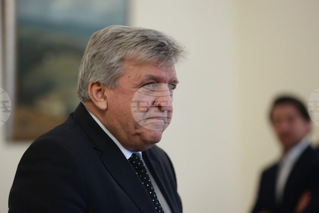 Environment Minister: Government Could Stay in Power with Minority Support or Seek Other Majority