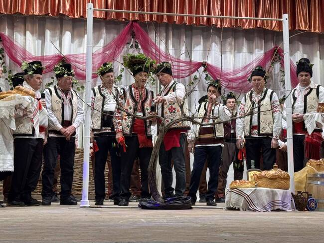 В българското село Криничне в Украйна отбелязаха Трифон Зарезан с обредно пресъздаване, концертна програма и конкурс за домашно вино