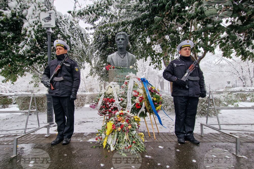С едноминутно мълчание и поднасяне на венци и цветя бе почетена паметта на Васил Левски в Бургас
