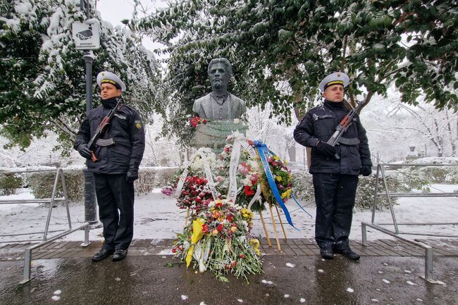 С едноминутно мълчание и поднасяне на венци и цветя бе почетена паметта на Васил Левски в Бургас