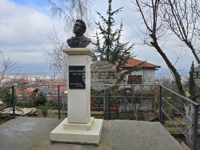 Паметник на Васил Левски е поставен в Духовния център на певеца Володя Стоянов в Петрич